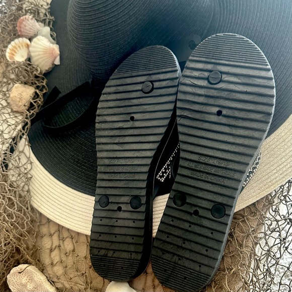 NWT! FUN JEWELED FLIP FLOPS. SIZE 9/10 - Picture 3 of 5